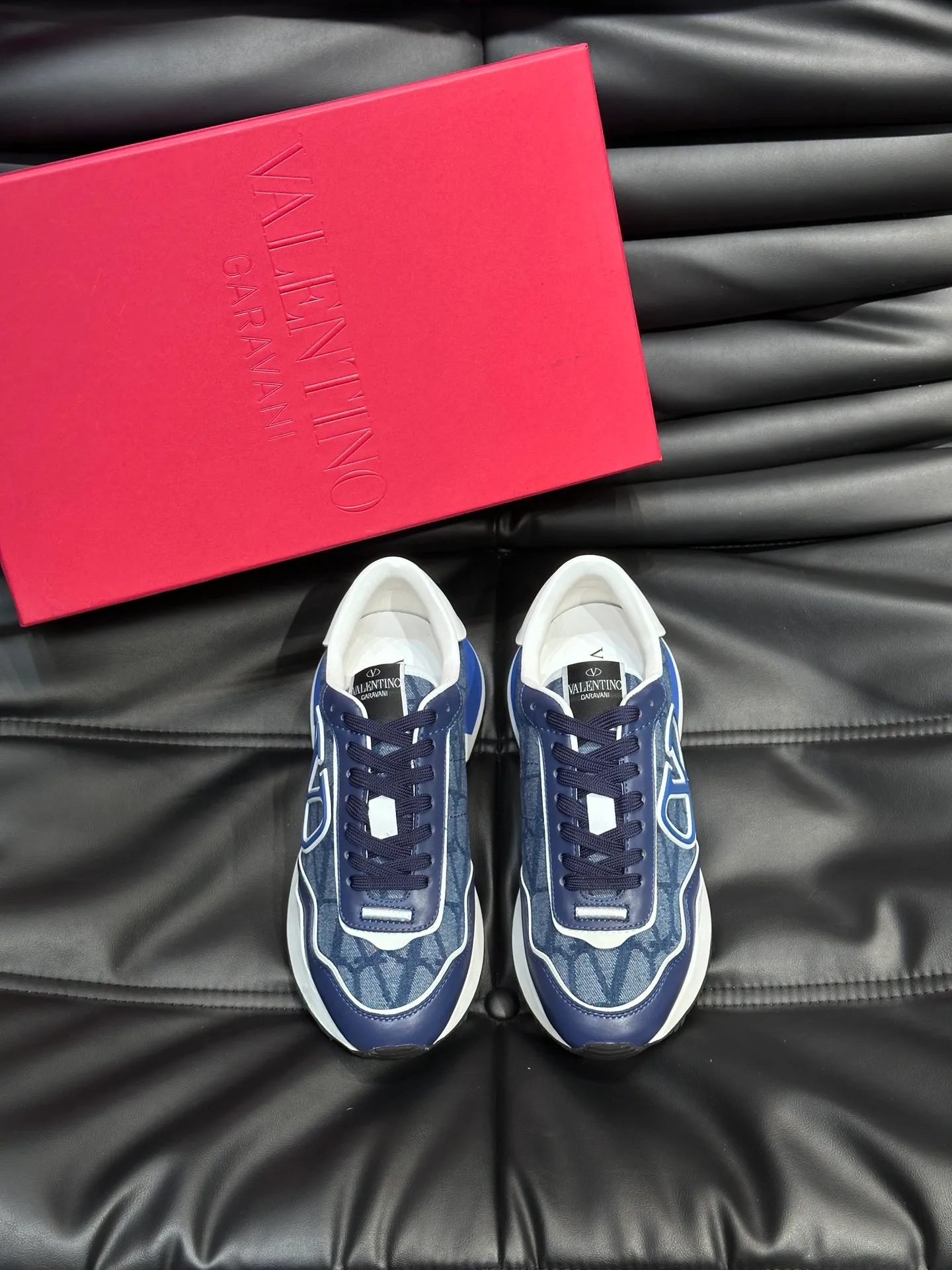 P540💰 Product trademark: VALENTINO "Valentino" Regular size: 38-44 [45 customized] Product materials: Warren men's casual sports shoes, made of multi-material splicing, calf leather stitched with suede cowhide, fabric mesh upper, fabric tongue decorated with brand badge, rubber rivet decorative details on the heel, rivet rubber outsole, non-slip, wear-resistant and shock-absorbing, pure cotton inner foot pad, comfortable and breathable, comes with original box packaging bag!
